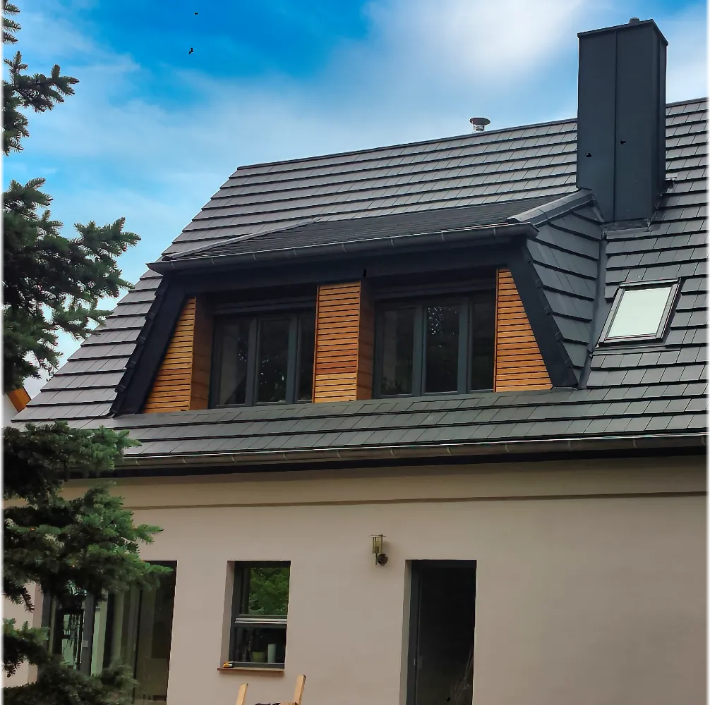 Dachdeckermeister Marcel Pries bei PREFA Metalldach-Montage mit Gaube und Holzfassade - hochwertige Dachsanierung in Salzatal