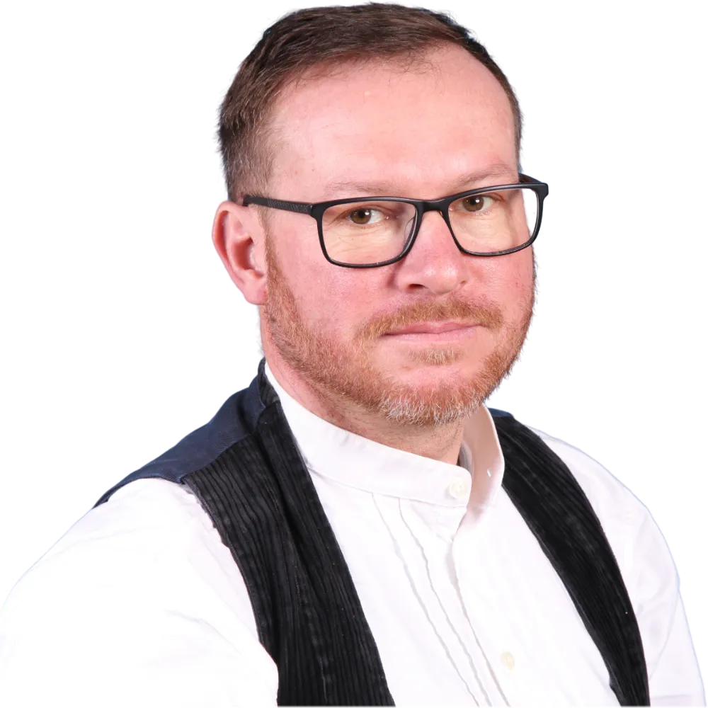 Dachdeckermeister Marcel Pries in Arbeitskleidung - Ihr erfahrener Dachdecker-Experte für Steildach und Flachdach in Salzatal, Halle und Umgebung